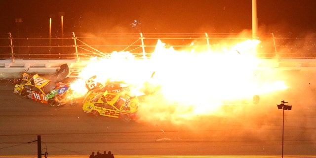 Vlammen barsten los als een crash in de laatste ronde meerdere auto's vernielt tijdens de Daytona 500 op 14 februari 2021 op Daytona International Speedway in Florida.