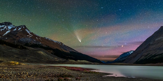 2020 年 7 月 27 日のコロンビア大氷原 (ジャスパー国立公園、アルバータ州) から見た NEOWISE (C/2020 F3) 彗星、氷河のつま先の駐車場から、アサバスカ氷河の夏の融解水によって形成されたサンワプタ湖を北に望む. 