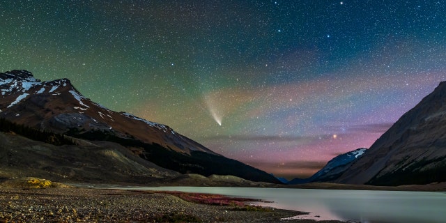 المذنب NEOWISE (C / 2020 F3) في 27 يوليو 2020 ، من كولومبيا Icefields (حديقة جاسبر الوطنية ، ألبرتا) من ساحة انتظار السيارات في Toe of the Glacier ، باتجاه الشمال فوق بحيرة Sunwapta ، التي شكلتها المياه الذائبة الصيفية لنهر أثاباسكا الجليدي. 