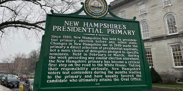 Tanda di luar gedung gedung DPR negara bagian New Hampshire di Concord, NH, yang menghormati tradisi memegang abad yang disayangi negara bagian dalam mengadakan pemilihan pendahuluan presiden pertama dalam perlombaan untuk Gedung Putih.