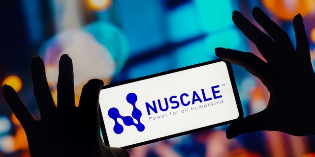 O logotipo NuScale Power é exibido em um smartphone, 5 de outubro de 2022.