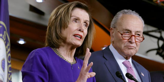 Nancy-Pelosi-Chuck-Schumer-Gaspreise-US-Capitol-Washington-DC