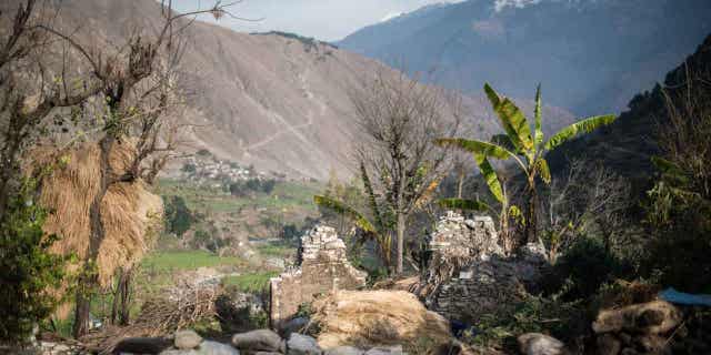 Een dorp in het district Bajura, Nepal, wordt getoond op 6 maart 2022. Een aardbeving in de regio schudde dorpen en verwondde veel mensen. Er is bevestigd dat één persoon is overleden door de aardbeving.