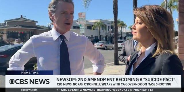 De democratische Gavin Newsom hekelde het tweede amendement als een "zelfmoord pact" tijdens een interview met CBS News-anker Norah O'Donnell.