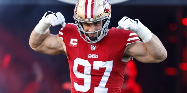 Nick Bosa #97 de los San Francisco 49ers reacciona cuando sale al campo antes de un partido de fútbol de la Ronda Divisional de la NFL entre los San Francisco 49ers y los Dallas Cowboys en el Levi's Stadium el 22 de enero de 2023 en Santa Clara, California.