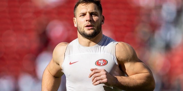 Pertahanan San Francisco 49ers Nick Bosa (97) melakukan pemanasan sebelum pertandingan Playoff Divisi NFL NFC antara Dallas Cowboys dan San Francisco 49ers di Levi's Stadium di Santa Clara, CA.