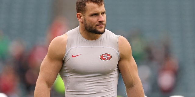 Nick Bosa de los San Francisco 49ers se muestra durante los calentamientos antes del Juego de Campeonato de la NFC en el Lincoln Financial Field en Filadelfia el 29 de enero de 2023.