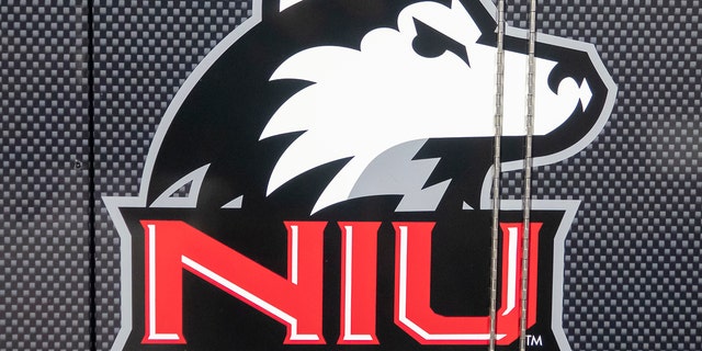 Una vista general del logotipo de Northern Illinois Huskies en el baúl de coachcomm.com antes del partido de fútbol americano universitario entre Northern Illinois Huskies y Western Michigan Broncos el 9 de noviembre de 2022 en Waldo Stadium en Kalamazoo, Michigan.