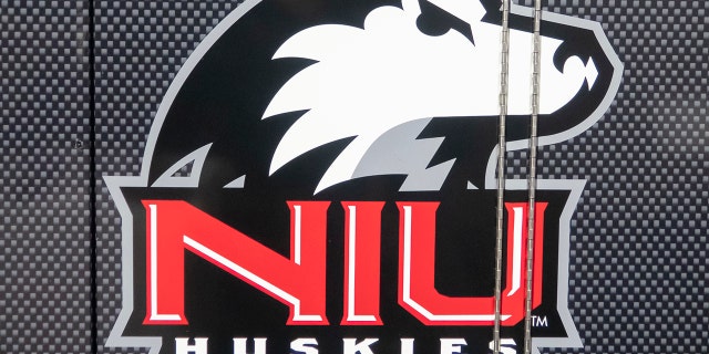 Una vista general del logotipo de Northern Illinois Huskies en el baúl de coachcomm.com antes del partido de fútbol americano universitario entre Northern Illinois Huskies y Western Michigan Broncos el 9 de noviembre de 2022 en Waldo Stadium en Kalamazoo, Michigan.