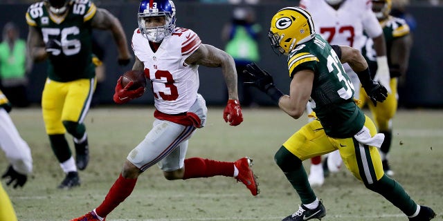 GREEN BAY, WI - 8 DE ENERO: Odell Beckham #13 de los New York Giants corre con el balón mientras es perseguido por Micah Hyde #33 de los Green Bay Packers en el tercer cuarto durante el juego NFC Wild Card en Lambeau Field el 8 de enero , 2017, en Green Bay, Wisconsin.