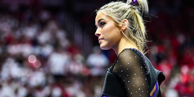 Olivia Dunne de LSU observa durante un juego PAC-12 contra Utah en el Jon M. Huntsman Center en Salt Lake City el 6 de enero de 2023.