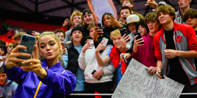 Olivia Dunne de LSU toma un "autofoto" con aficionados después de un partido de PAC-12 contra Utah en el Jon M. Huntsman Center en Salt Lake City el 6 de enero de 2023.