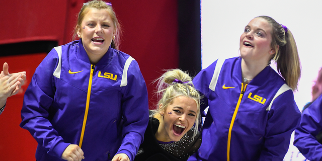 Olivia Dunne de LSU y sus compañeros de equipo animan durante un juego PAC-12 contra Utah en el Jon M. Huntsman Center el 6 de enero de 2023 en Salt Lake City.