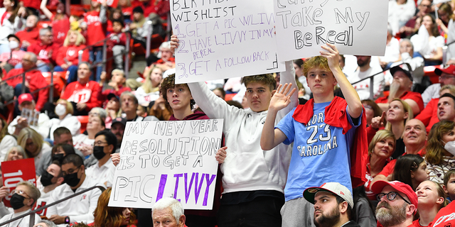 Los fanáticos sostienen carteles para Olivia Dunne de LSU durante un juego PAC-12 contra Utah en el Jon M. Huntsman Center el 6 de enero de 2023 en Salt Lake City, Utah.
