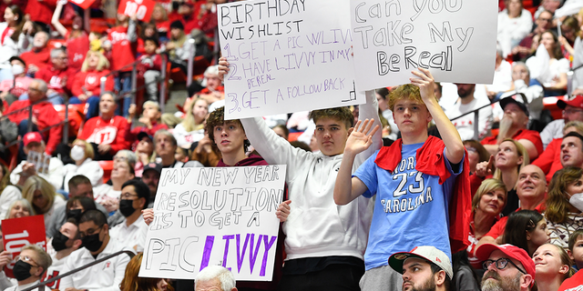 Los fanáticos sostienen carteles para Olivia Dunne de LSU durante un juego PAC-12 contra Utah en el Jon M. Huntsman Center el 6 de enero de 2023 en Salt Lake City, Utah.