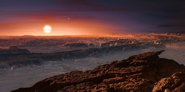 منظر لسطح الكوكب Proxima B الذي يدور حول النجم القزم الأحمر Proxima Centauri ، أقرب نجم إلى نظامنا الشمسي ، يُرى في انطباع هذا الفنان غير المؤرخ الصادر عن المرصد الأوروبي الجنوبي في 24 أغسطس 2016. 
