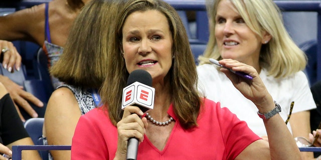 ESPN-expert Pam Shriver becommentarieert de halve finales van de vrouwen op de US Open op 6 september 2018 in Queens, New York City.
