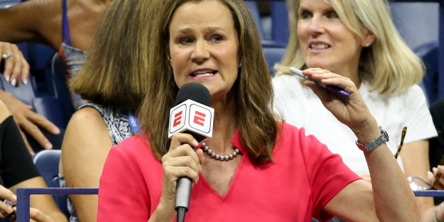 ESPN-expert Pam Shriver becommentarieert de halve finales van de vrouwen op de US Open op 6 september 2018 in Queens, New York City.