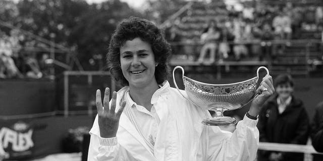 Pam Shriver con el trofeo del torneo de tenis Dow Chemical Classic en el Edgbaston Priory Club el 14 de junio de 1987.