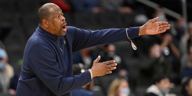 El entrenador en jefe de Georgetown, Patrick Ewing, reacciona durante la primera mitad de un partido de baloncesto universitario de la NCAA contra Connecticut, el domingo 27 de febrero de 2022, en Washington.