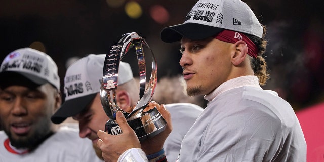 Le quart-arrière des Chiefs de Kansas City, Patrick Mahomes, célèbre après le match de football éliminatoire du championnat NFL AFC contre les Bengals de Cincinnati, dimanche 29 janvier 2023, à Kansas City, Mo.