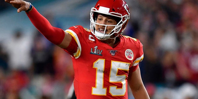 El mariscal de campo de los Kansas City Chiefs, Patrick Mahomes, #15, dirige la acción durante el Super Bowl LIV contra los San Francisco 49ers el 2 de febrero de 2020 en el Hard Rock Stadium en Miami Gardens, Florida.