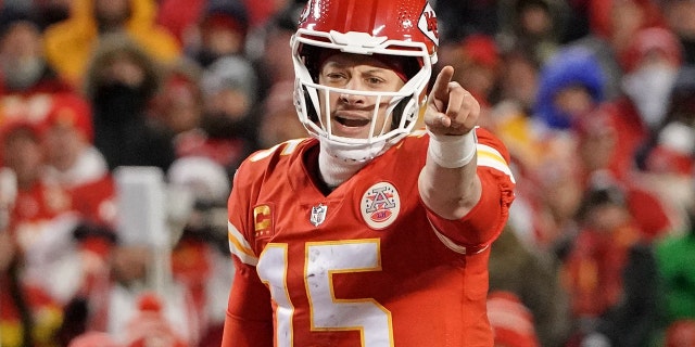 El mariscal de campo de los Kansas City Chiefs, Patrick Mahomes #15, hace un gesto antes del chasquido contra los Cincinnati Bengals durante el tercer cuarto del juego de campeonato de la AFC en el GEHA Field en el Arrowhead Stadium el 29 de enero de 2023 en Kansas City, Missouri.