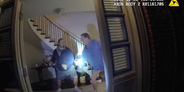Rekaman bodycam menunjukkan polisi mengetuk pintu rumah Pelosi sebelum pintu terbuka untuk mengungkap Pelosi dan DePape.