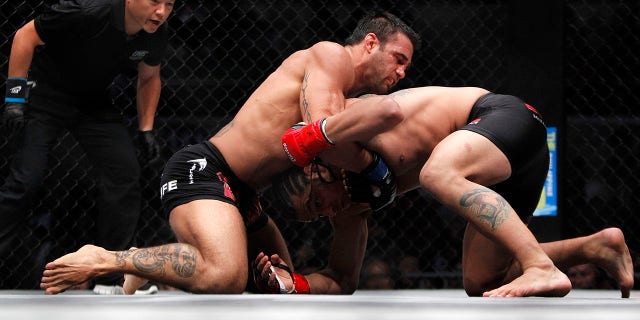 Phil Baroni de los Estados Unidos (C) fija a Rodrigo Ribeiro de Brasil durante su pelea de artes marciales mixtas (MMA) del Campeonato de lucha ONE Fighting Championship (FC) en el Smart Araneta Coliseum en Manila el 31 de agosto de 2012. Indeleblemente vinculado a la ' Thrilla en Manila, donde Muhammad Ali y Joe Frazier terminaron su amarga rivalidad boxística hace 37 años, el Coliseo Araneta fue sede "el futuro del combate" el viernes en el evento de artes marciales mixtas (MMA) más grande de Filipinas.  Foto tomada el 31 de agosto de 2012. 