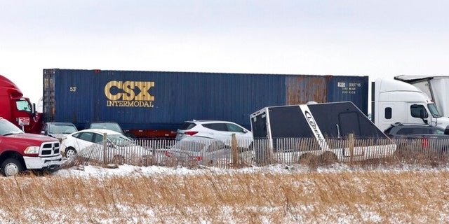 Equipes de emergência respondem a um acidente de vários veículos nas pistas norte e sul da Interestadual 39/90 na sexta-feira, 27 de janeiro de 2023 em Turtle, Wisconsin.