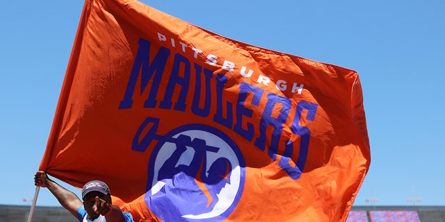 La bandera de los Pittsburgh Maulers ondea durante el partido contra los Michigan Panthers en el Legion Field el 19 de junio de 2022 en Birmingham, Alabama.