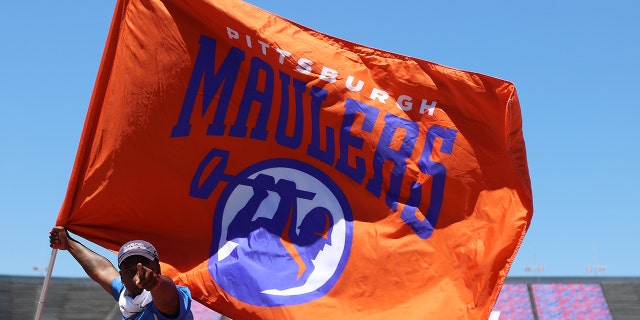 La bandera de los Pittsburgh Maulers ondea durante el partido contra los Michigan Panthers en el Legion Field el 19 de junio de 2022 en Birmingham, Alabama.