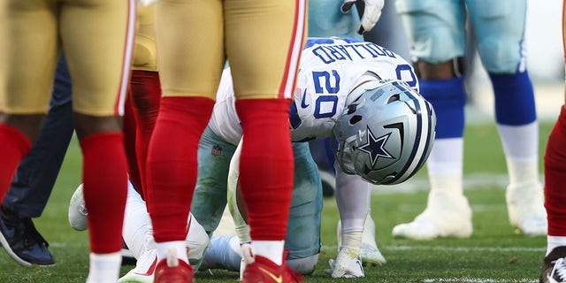 Tony Pollard de los Dallas Cowboys reacciona después de lesionarse contra los San Francisco 49ers en el Levi's Stadium el 22 de enero de 2023 en Santa Clara, California.