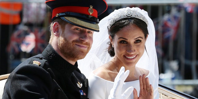 Le prince Harry et Meghan Markle saluent du Ascot Landau Carriage lors d'un mariage étoilé en 2018 après leur cérémonie de mariage. 