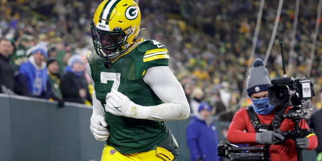 El apoyador de los Green Bay Packers, Quay Walker, sale corriendo del campo después de ser expulsado durante la segunda mitad de un partido de fútbol americano de la NFL contra los Detroit Lions el domingo 8 de enero de 2023 en Green Bay, Wisconsin.