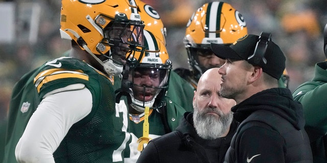 El entrenador en jefe de los Green Bay Packers, Matt LaFleur, habla con el apoyador Quay Walker, a la izquierda, después de que Walker fuera expulsado durante la segunda mitad de un partido de fútbol americano de la NFL contra los Lions of Detroit el domingo 8 de enero de 2023 en Green Bay, Wisconsin.