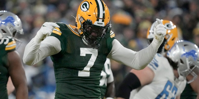 El apoyador de los Green Bay Packers, Quay Walker, #7, celebra durante la primera mitad de un partido de fútbol americano de la NFL contra los Detroit Lions el domingo 8 de enero de 2023 en Green Bay, Wisconsin.