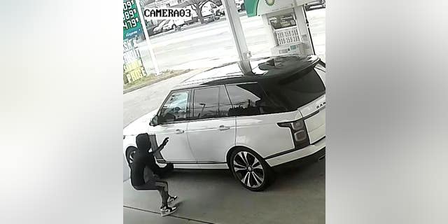 A man is seen stealing a white Range Rover from a gas station in Mineola.