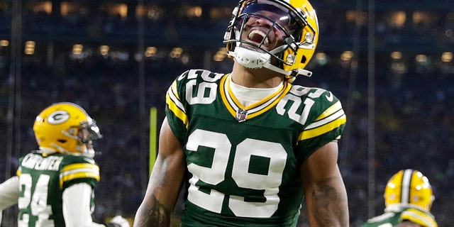 Cornerback Green Bay Packers Rasul Douglas, #29, merayakan pemberhentian defensif melawan Minnesota Vikings selama pertandingan sepak bola mereka di Lambeau Field 1 Jan 2023, di Green Bay, Wisconsin..