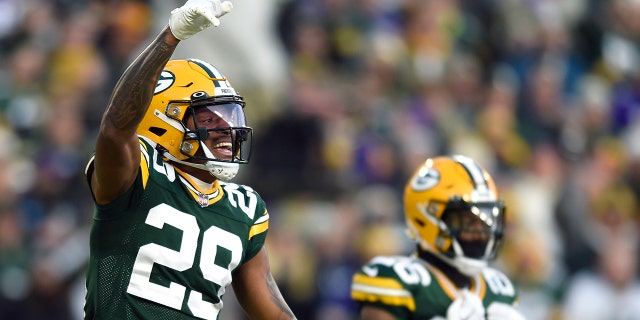 Rasul Douglas, #29 dari Green Bay Packers, merayakan pemberhentian melawan Minnesota Vikings selama kuarter pertama di Lapangan Lambeau pada 1 Januari 2023 di Green Bay, Wisconsin.