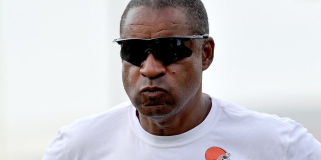 El coordinador defensivo de los Cleveland Browns, Ray Horton, observa ejercicios durante el campamento de entrenamiento el 9 de agosto de 2016, en el complejo de entrenamiento de los Cleveland Browns en Berea, Ohio.