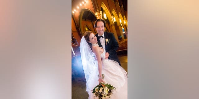 Brian en Ana Walshe op hun trouwdag in de Emmanuel Episcopal Church in Newbury St., Boston, Massachusetts op maandag 21 december 2015.
