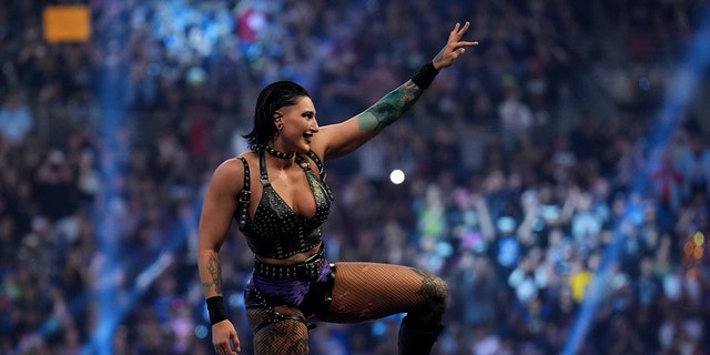 28 de enero de 2023;  San Antonio, Texas, EE. UU.;  Rhea Ripley celebra después de ganar el WWE Royal Rumble femenino en el Alamodome.