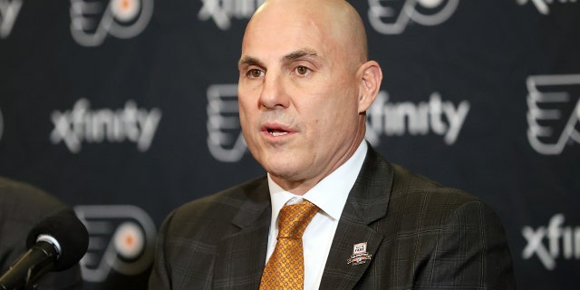 Rick Tocchet, miembro del Salón de la Fama Flyer 2021, habla durante una conferencia de prensa antes de la ceremonia previa al juego en el Wells Fargo Center el 16 de noviembre de 2021 en Filadelfia.