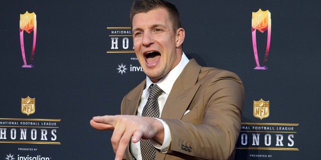 Rob Gronkowski aparece en la alfombra roja antes de los Premios de Honor de la NFL en el Teatro de YouTube el 10 de febrero de 2022 en Los Ángeles.