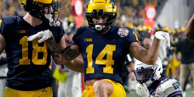 El receptor abierto de Michigan, Roman Wilson, celebra su touchdown contra TCU, el sábado 31 de diciembre de 2022, en Glendale, Arizona.