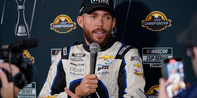 El piloto de la NASCAR Cup Series, Ross Chastain, habla durante el día de prensa del Campeonato de NASCAR el 3 de noviembre de 2022 en Phoenix. 