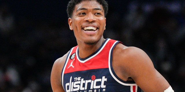Wizards forward Rui Hachimura lacht na het scoren tegen Orlando Magic, zaterdag 21 januari 2023, in Washington.
