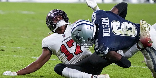 El receptor abierto de los Buccaneers, Russell Gage, es golpeado por el profundo de los Cowboys de Dallas, Donovan Wilson, el lunes 16 de enero de 2023 en Tampa.