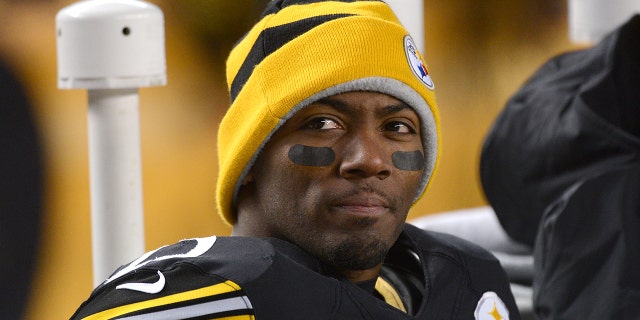 El safety Ryan Clark de los Pittsburgh Steelers observa desde la banca durante un partido contra los Cincinnati Bengals en el Heinz Field el 15 de diciembre de 2013 en Pittsburgh, Pensilvania.